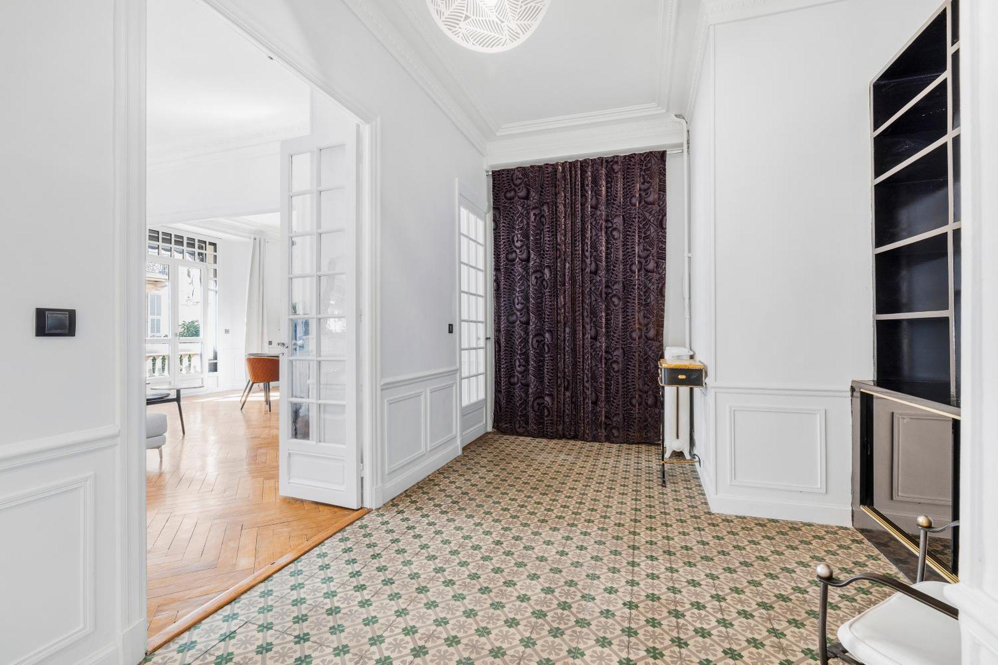 Renting - Joffre - Luxurious Haussmannian 180m2 4 Bedrooms Appartement Nice