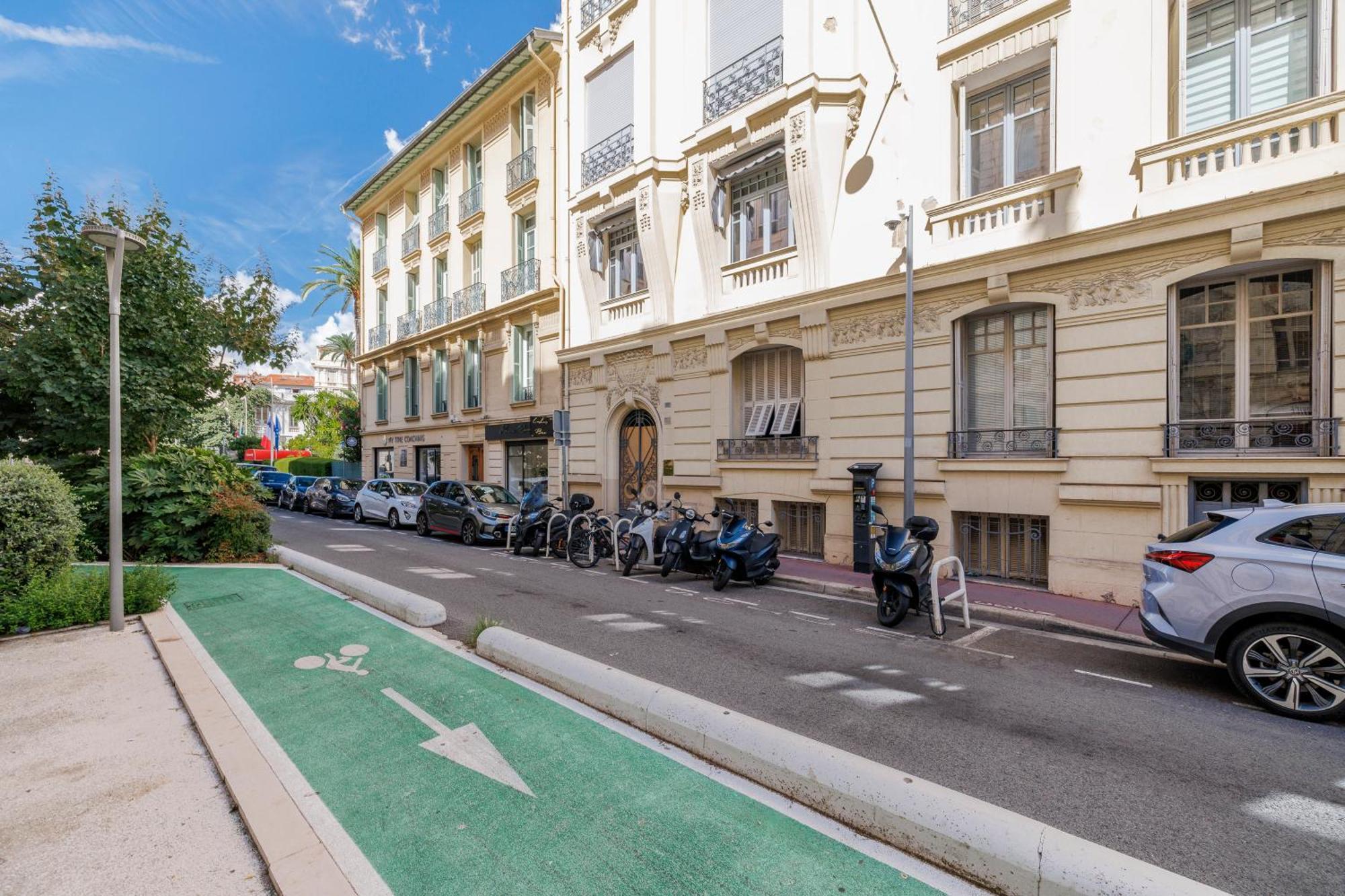 Renting - Joffre - Luxurious Haussmannian 180m2 4 Bedrooms * Nice