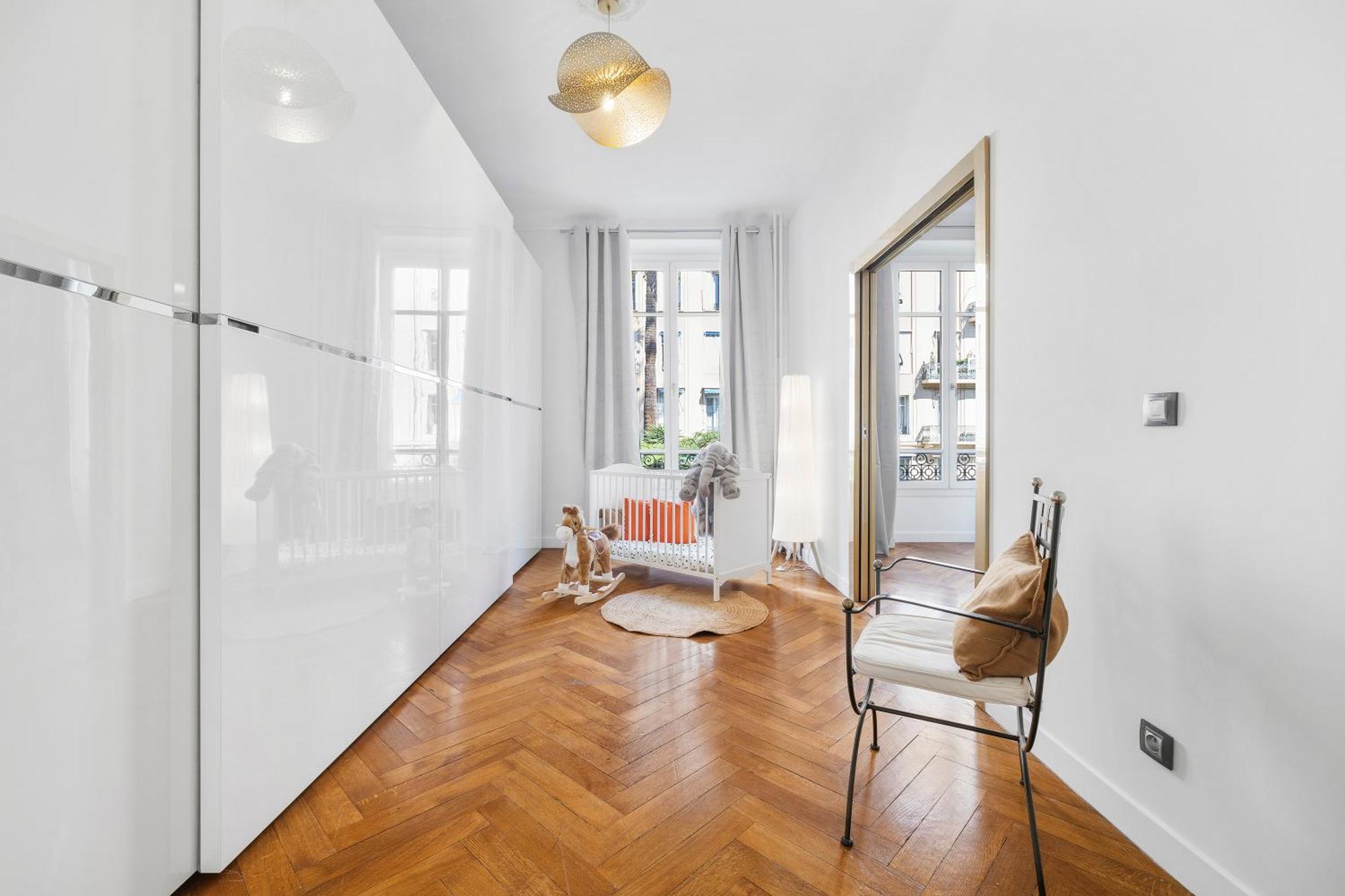 Renting - Joffre - Luxurious Haussmannian 180m2 4 Bedrooms Appartement *